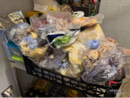 Vaschetta contenente prodotti alimentari di diverso tipo sprovvisti di etichetta e tracciabilità