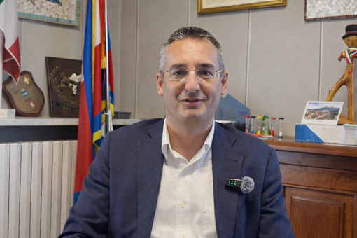 Il sindaco Matteo Ravera nel suo ufficio durante l'intervista Il sindaco Matteo Ravera nel suo ufficio durante l'intervista