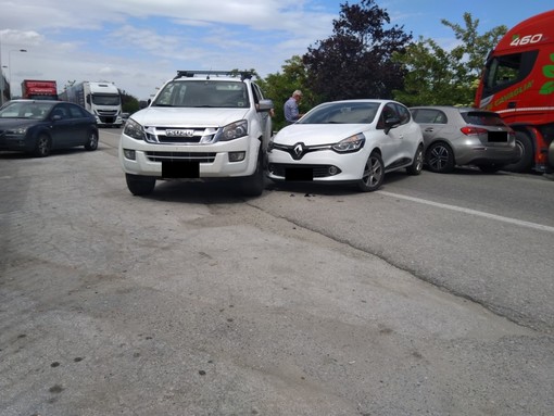 Cuneo, incidente in via Torino: coinvolte due automobili e un camion