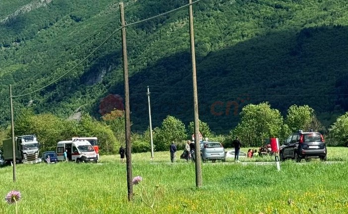 Incidente a Demonte sulla Statale 21: auto finisce fuori strada e si ribalta