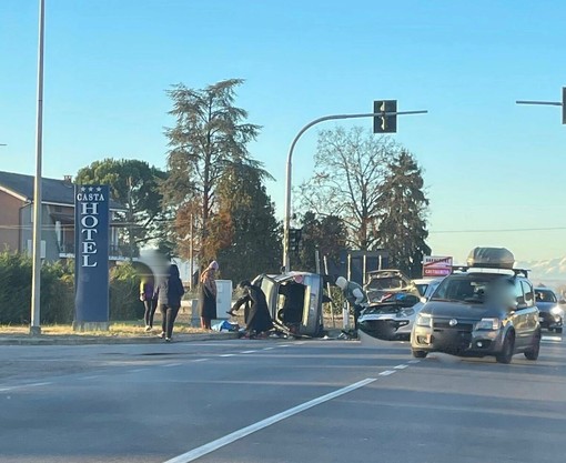 Violento scontro tra due vetture a Castagnito