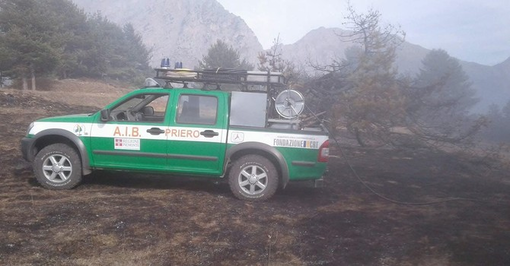 Presidiata tutta la notte l'area dell'incendio tra Priero e Montezemolo: indagini in corso per stabilire le cause dell'innesco