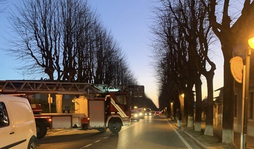 In fiamme un garage a Dronero, evacuati gli abitanti di una palazzina