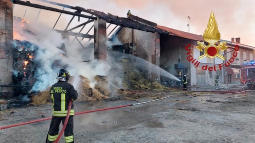 Incendio in un fienile a Saluzzo, vigili del fuoco sul posto per sedare le fiamme