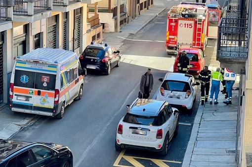 Soccorso persona in via Luigi Gallo a Cuneo: sul posto vigili del fuoco, carabinieri e sanitari Soccorso persona in via Luigi Gallo a Cuneo: sul posto vigili del fuoco, carabinieri e sanitari