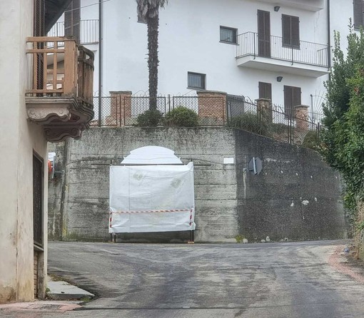 Il murales ancora coperto Il murales ancora coperto