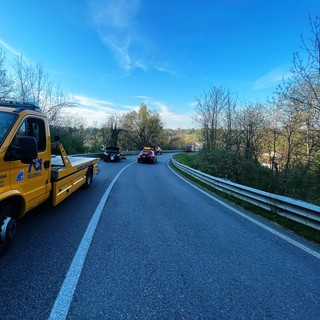 Mondovì, scontro frontale tra due auto a Breolungi: traffico bloccato