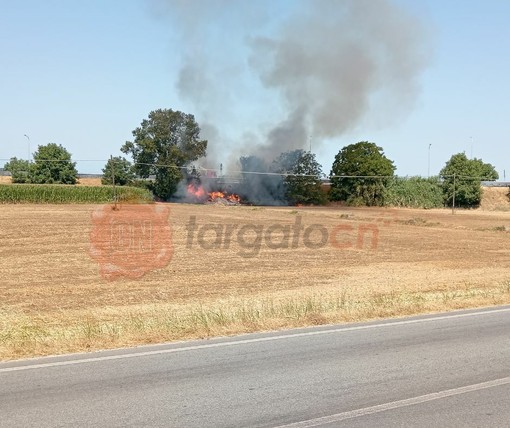 A fuoco materiale edile abbandonato nei pressi del cimitero di Fossano
