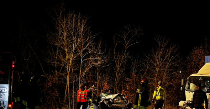 Clavesana, violento scontro tra auto e furgone sulla Fondovalle: mamma e figlia in codice rosso Clavesana, violento scontro tra auto e furgone sulla Fondovalle: mamma e figlia in codice rosso