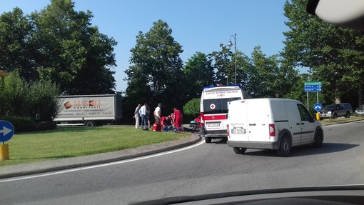 Cuneo: una macchina lo sfiora e ciclista cade a terra