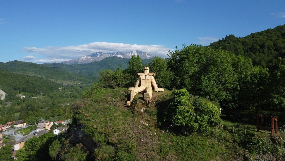 Roccavione, la Rocca di San Sudario ha un nuovo "guardiano" gigante