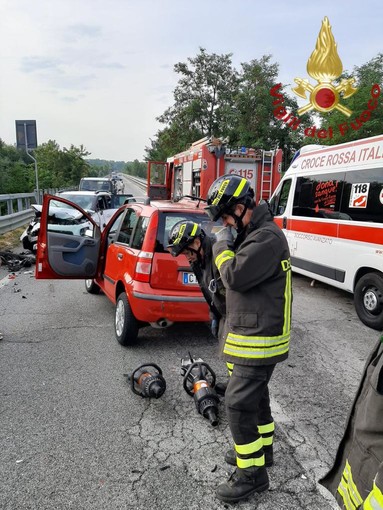 Scontro tra due auto tra Castelletto Stura e Centallo: tre persone ferite