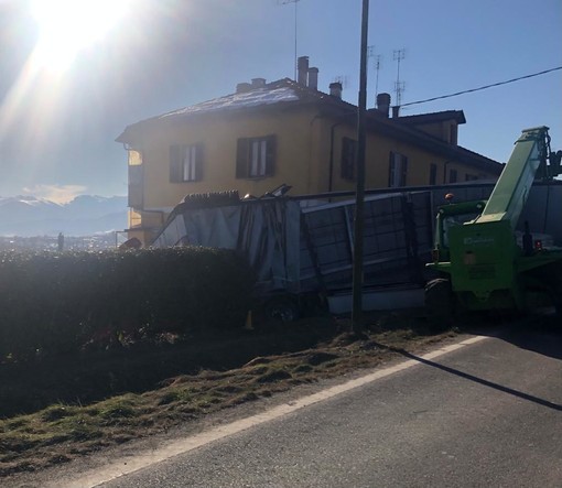Camion fuori strada a Cuneo, in corso il recupero del mezzo