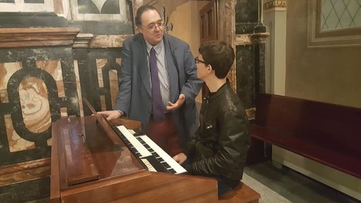 Il maestro Paolo Paglia con un giovane allievo
