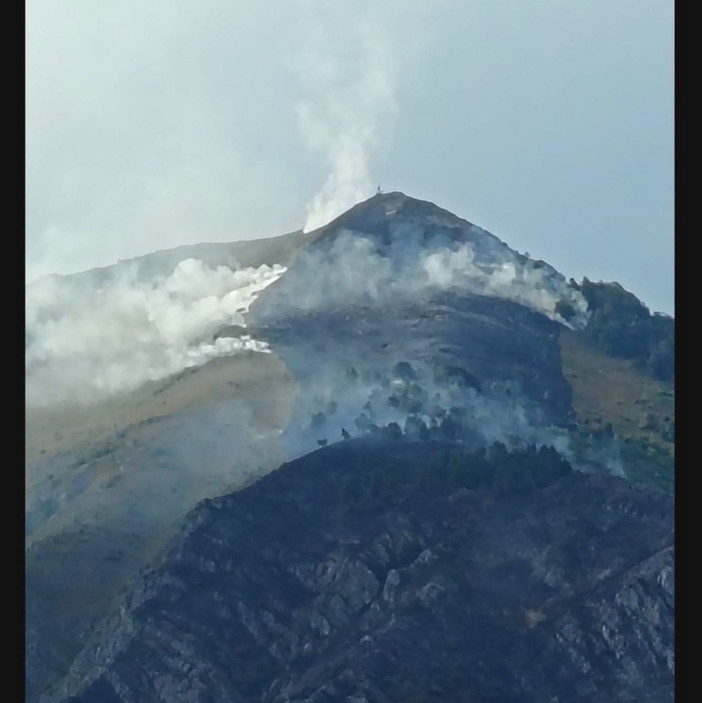 Incendio sul Monte Piastra, chiusa la strada verso il Santuario della Madonna del Colletto Incendio sul Monte Piastra, chiusa la strada verso il Santuario della Madonna del Colletto