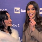 La modella cerverese Francesca Bergesio mentre intervista Arisa nella "Social Room" di Rai Radio2