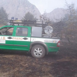 Presidiata tutta la notte l'area dell'incendio tra Priero e Montezemolo: indagini in corso per stabilire le cause dell'innesco