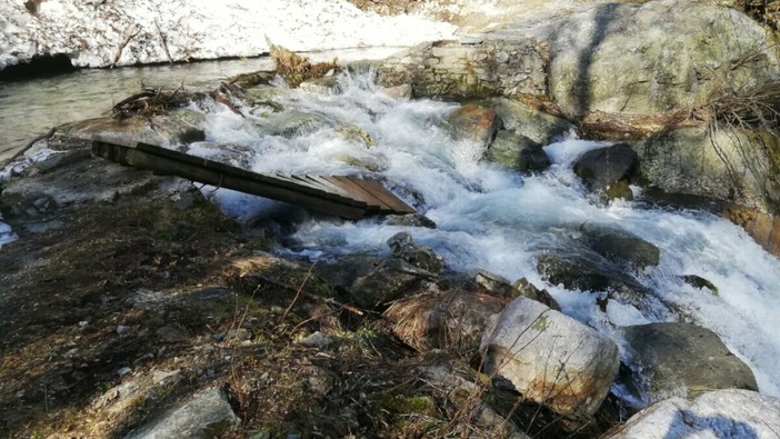 Il peso della neve ha danneggiato la passerella del Saut verso il Pis del Pesio