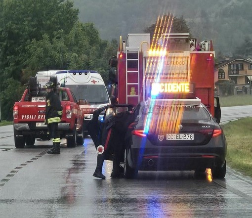 Scontro tra due auto in via XI Settembre a Borgo San Dalmazzo, una finisce nel campo
