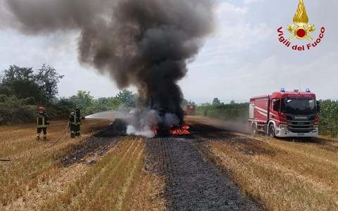 A fuoco un trattore con imballatrice in Regione Sagnassi a Centallo