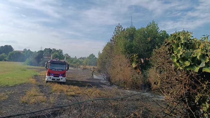 Chiusa Pesio, vasto incendio di sterpaglie in Regione Vigne Soprane: intervenuti quattro mezzi