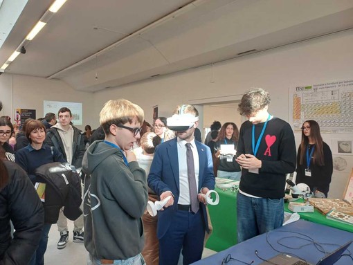 Il sindaco di Alba Alberto Gatto con il visore realizzato dagli studenti del "Cocito" con l'ausilio dell'IA Il sindaco di Alba Alberto Gatto con il visore realizzato dagli studenti del "Cocito" con l'ausilio dell'IA