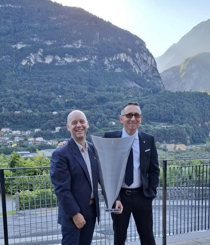 Davide Serpagli e Simone Aime a Longarone con il modellino della diga Davide Serpagli e Simone Aime a Longarone con il modellino della diga