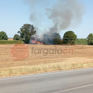 A fuoco materiale edile abbandonato nei pressi del cimitero di Fossano
