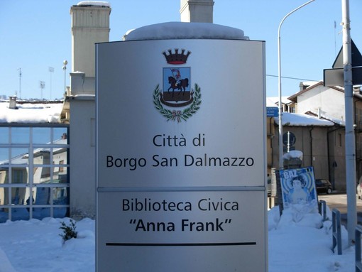 L'ingresso alla biblioteca civica di Borgo San Dalmazzo - Foto di repertorio