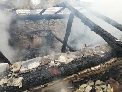 Incendio a Celle Bellino, crolla una casa: si teme per il propagarsi delle fiamme ad altre case