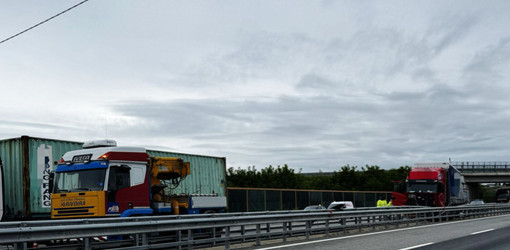 Camion contro guard rail sull'autostrada tra lo svincolo di Cuneo e Fossano Camion contro guard rail sull'autostrada tra lo svincolo di Cuneo e Fossano