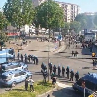 Un momento degli incidenti avvenuti ieri prima del derby
