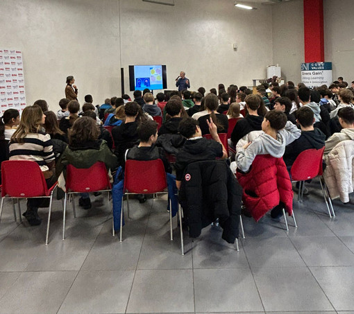 Smartphone e nuove generazioni: l'istituto comprensivo "Papa Giovanni" di Savigliano promuove la consapevolezza digitale