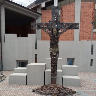 Fossano, la Crocifissione di chiavi, opera dell'artista Alessandria, esposta a Sant'Antonio