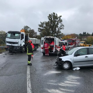 Incidente a Mondovì, prima dell'imbocco della tangenziale: coinvolti una vettura e un camion