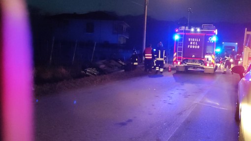 Incidente a Revello, in località Paschiero: auto si ribalta in un fossato