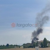 Savigliano, imballatrice prende fuoco durante il lavoro nei campi: incendio anche alla vegetazione