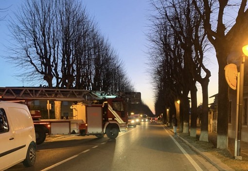 In fiamme un garage a Dronero, evacuati gli abitanti di una palazzina In fiamme un garage a Dronero, evacuati gli abitanti di una palazzina