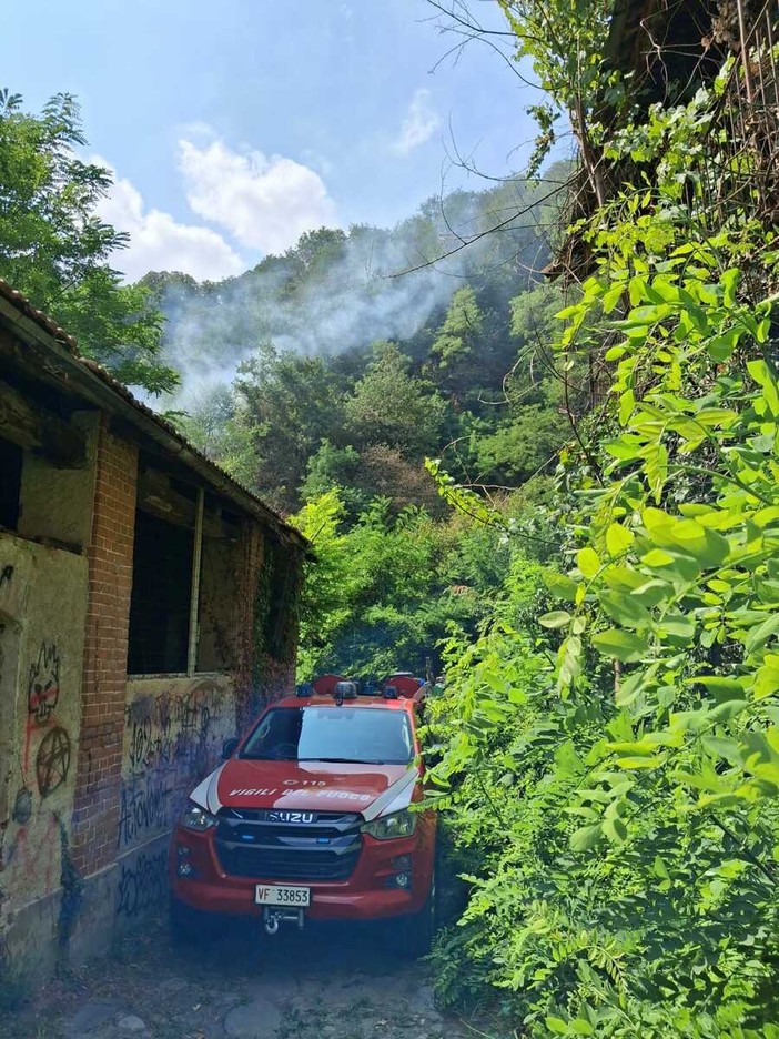 Barge, torna a bruciare l'area sotto il castello vecchio: vigili del fuoco e volontari in azione Barge, torna a bruciare l'area sotto il castello vecchio: vigili del fuoco e volontari in azione