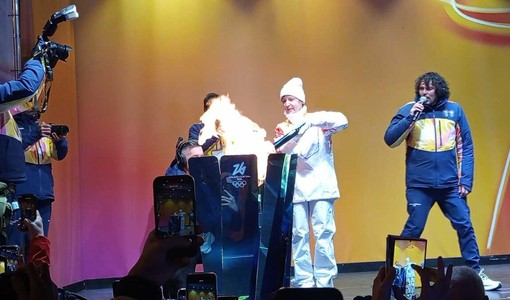 La Fiamma Olimpica è arrivata a Cuneo: il braciere  illumina piazza Galimberti [FOTO e VIDEO]