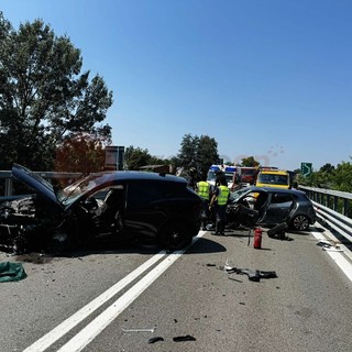 Frontale tra due auto sulla Statale 28 tra Fossano e Trinità: cinque feriti
