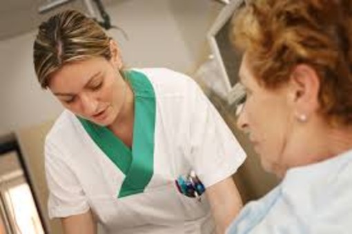 In Europa oltre l’85% degli infermieri è donna e circa 7 professionisti su 10 segnalano difficoltà nel conciliare turni di lavoro e vita familiare