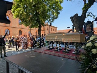 La commemorazione pubblica tenuta domenica scorsa a Pollenzo per l'ultimo saluto a Carlo Petrini La commemorazione pubblica tenuta domenica scorsa a Pollenzo per l'ultimo saluto a Carlo Petrini