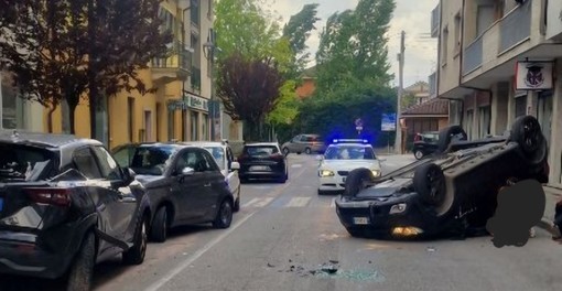 Incidente in via Piave a Centallo, auto si cappotta: conducente illesa