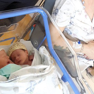 L'ospedale di Verduno festeggia i primi nati del 2026: sono Jonathan e Gioele, gemellini di Canale