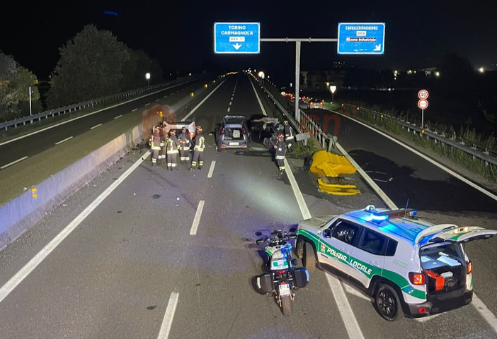 Violento scontro nella notte sulla tangenziale di Bra: cinque feriti, due gravi Violento scontro nella notte sulla tangenziale di Bra: cinque feriti, due gravi