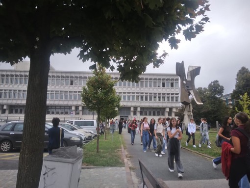 Saluzzo: in 5mila in classe questa mattina tra superiori, medie, primarie e scuole dell’infanzia Saluzzo: in 5mila in classe questa mattina tra superiori, medie, primarie e scuole dell’infanzia