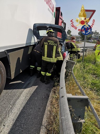 Mondovì, incidente alla rotonda del casello autostradale: camion schiaccia auto contro il guard-rail
