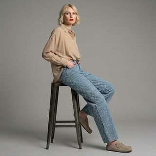 Tra silhouette, lavaggi e dettagli: il ritorno dei jeans firmati da donna