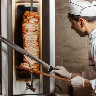 La Granda a tavola, il kebab cresce in provincia, ma la tradizione piemontese blinda il 60% delle licenze: dalle Langhe al capoluogo, la svolta esotica del fast food La Granda a tavola, il kebab cresce in provincia, ma la tradizione piemontese blinda il 60% delle licenze: dalle Langhe al capoluogo, la svolta esotica del fast food